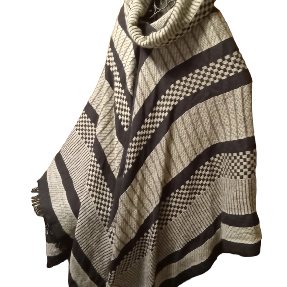 Winter Shaw. Size one size fits all. Like a XL. Dark Blue AND Grey. Very Clean. - Picture 2 of 11